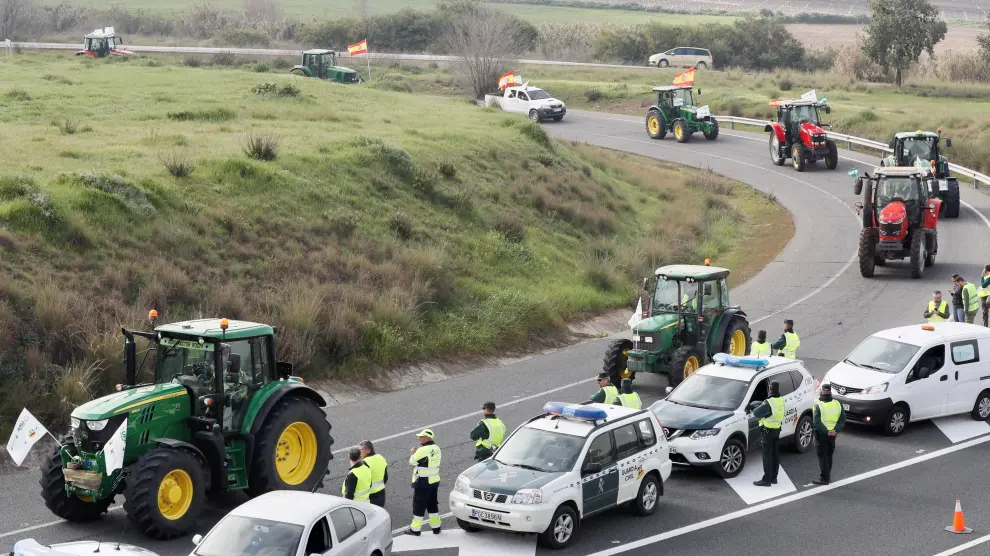 Agricultores se movilizan y cortan A-4 entrada Sevilla