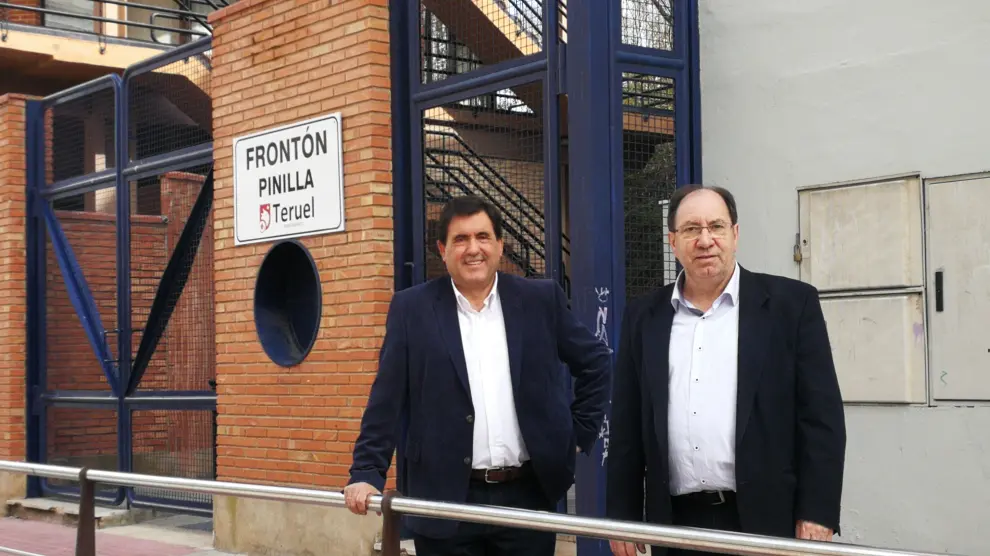 Joaquín Tomas, a la izquierda, y Julio Esteban, delante del frontón Pinilla.