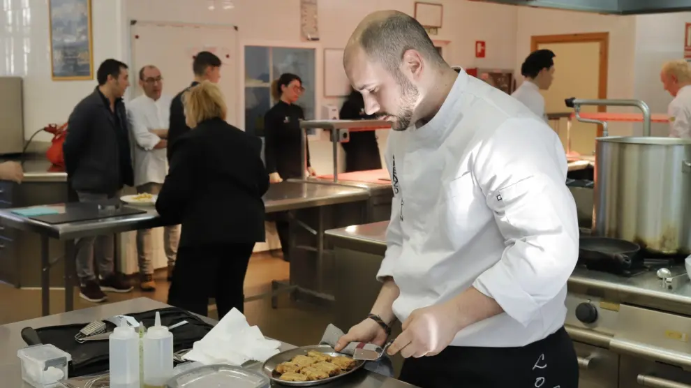 Lorenzo Escartín, preparando el plato en la final del concurso Descubre la Trufa.