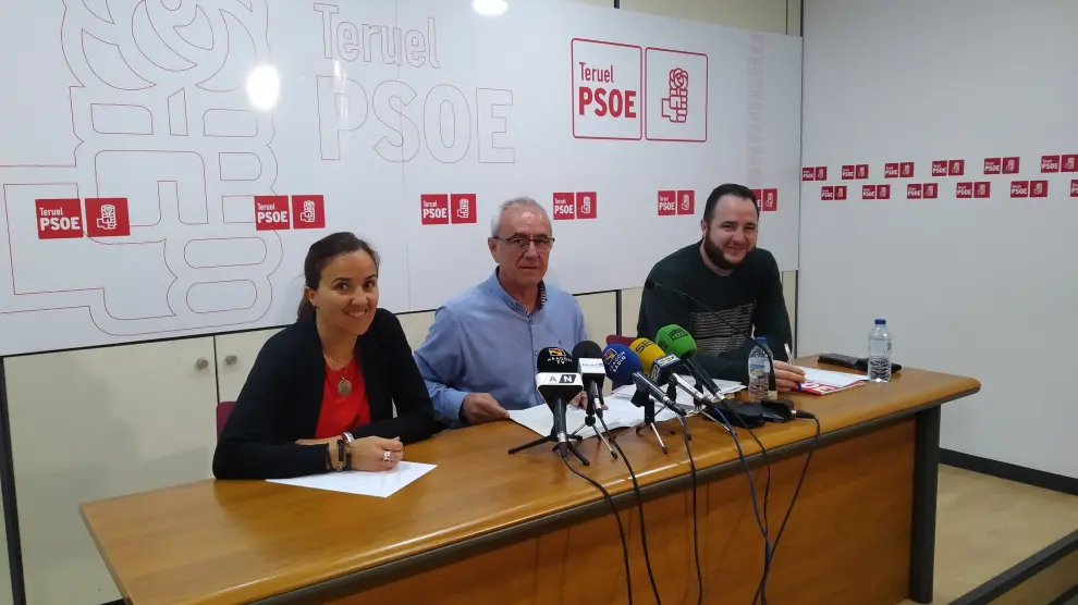 Samuel Morón, en el centro, durante la rueda de prensa ofrecida en la sede del PSOE.