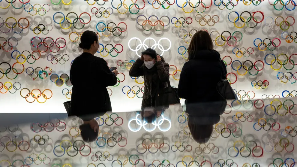 Varias personas visitan el Museo de los Juegos Olímpicos de Tokio con las mascarillas puestas.