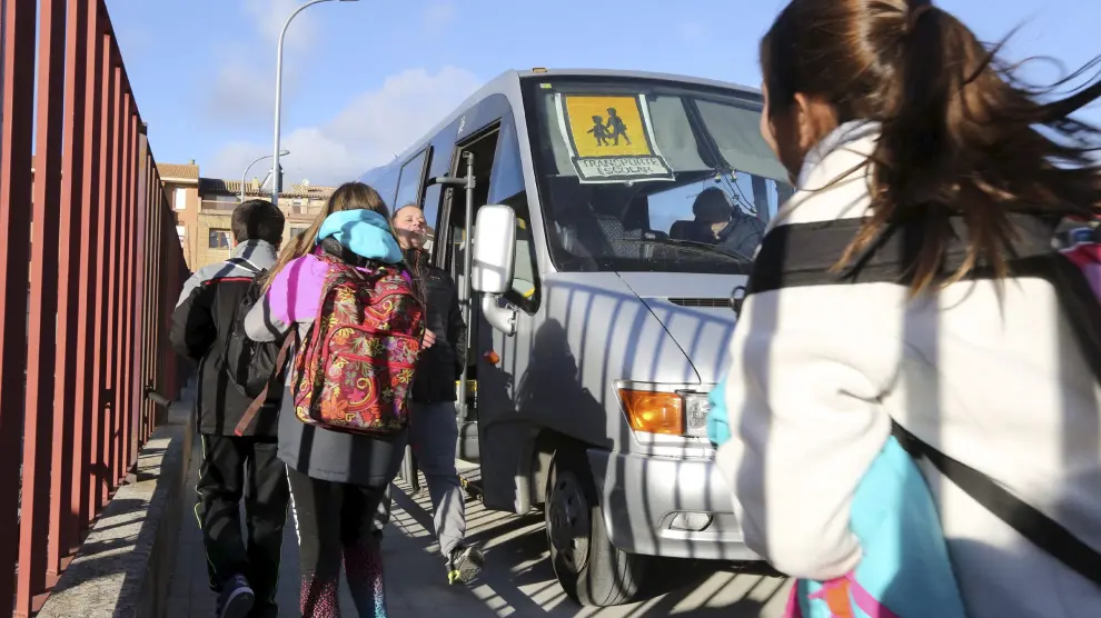 Transporte escolar en Ayerbe.