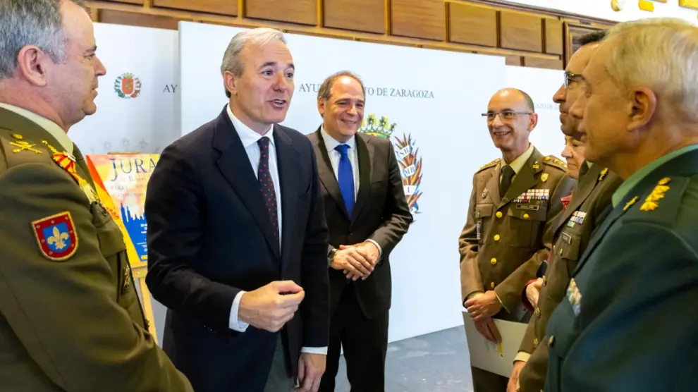 Jorge Azcón, segundo por la izquierda, con los representantes militares durante la rueda de prensa en la que se ha presentado la jura de bandera para civiles