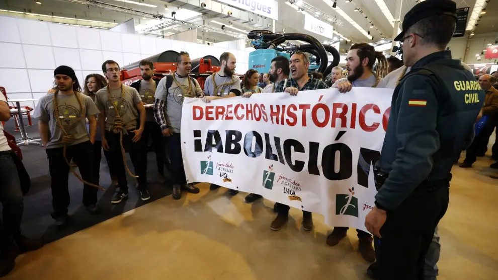 Un grupo de jóvenes agricultores recibe al ministro Planas con una protesta en la FIMA