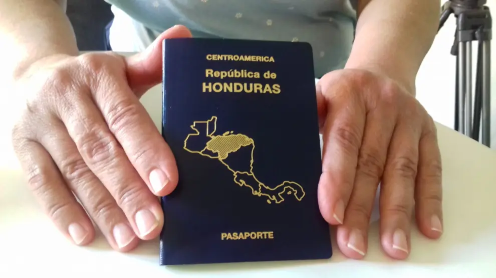 Barahona muestra su pasaporte de Honduras.