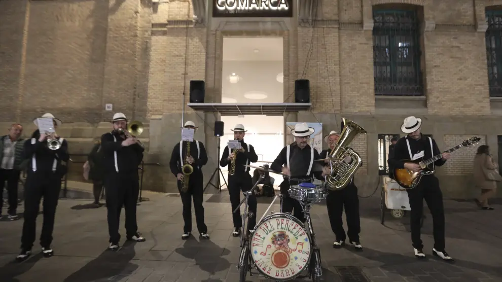 La banda Dixie Rue del Percebe ha actuado a las puertas de la nueva sede de la Comarca de la Hoya de Huesca.