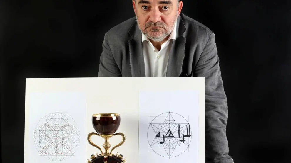 Gabriel Songel, catedrático de la Universidad Politécnica de Valencia, ha estudiado a conciencia todos los detalles iconográficos del cáliz.