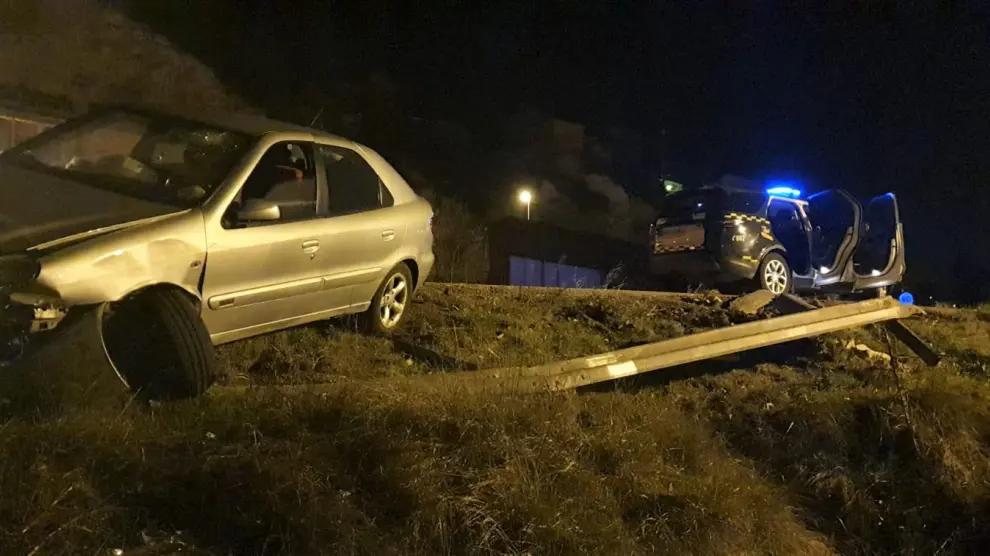 El vehículo que embistió al coche de la Guardia Civil -arriba, a la derecha- se salió de la carretera.