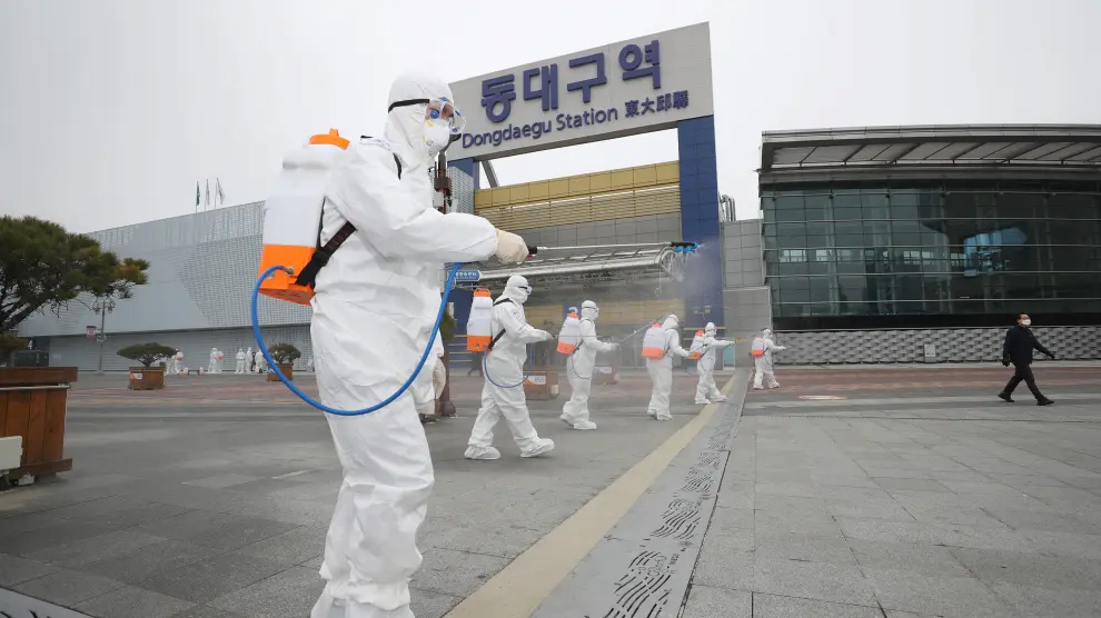Operarios desinfectan una calle de un ciudad de Corea del Sur por el coronavirus.