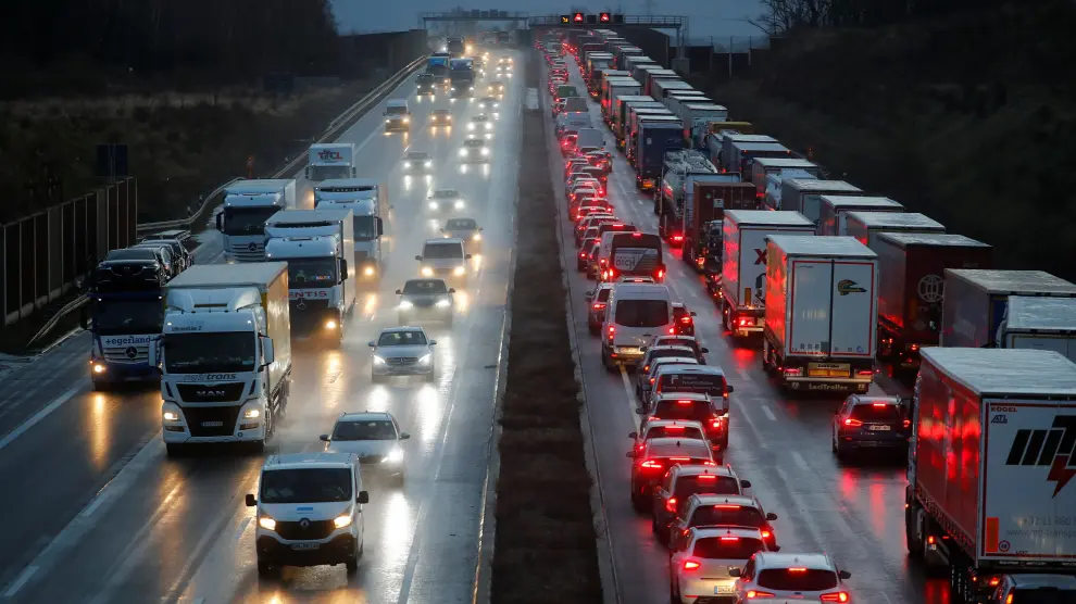 Traffic jam on the partially closed motorway A4 between Aachen and Cologne near Kerpen, Germany, February 10, 2020. REUTERS/Wolfgang Rattay [[[REUTERS VOCENTO]]] [[[HA ARCHIVO]]]
