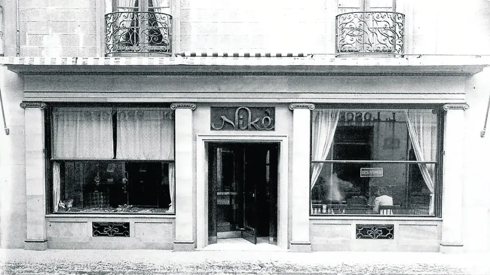 El Café Niké (1940-1960), en la entonces llamada calle del Requeté Aragonés, hoy Cinco de Marzo.