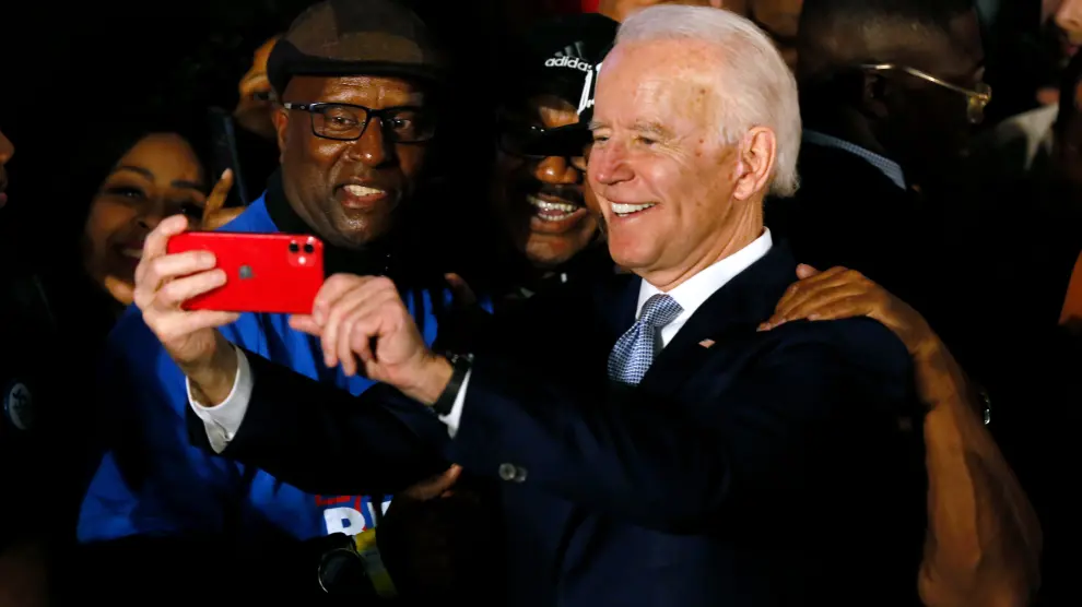 Joe Biden se hace una foto con seguidores tras ganar las primarias de Carolina del Sur.