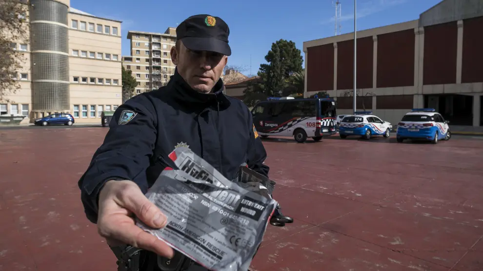 El agente Raúl Gurrea muestra un parche oclusivo como el que salvó la vida al acuchillado.
