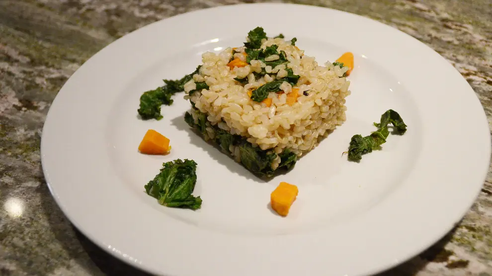 Plato de arroz con kale y boniato.