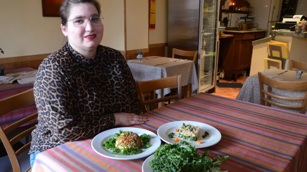 La cocinera Violeta Cano, con dos platos en los que el kale es protagonista.