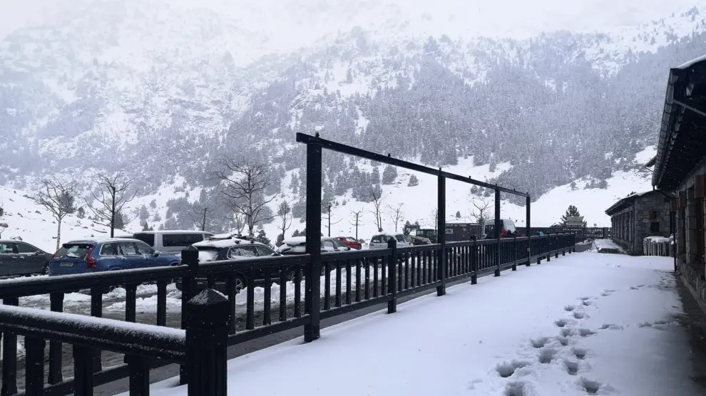 La nieve ha vuelto al Pirineo después de un mes de sequía.