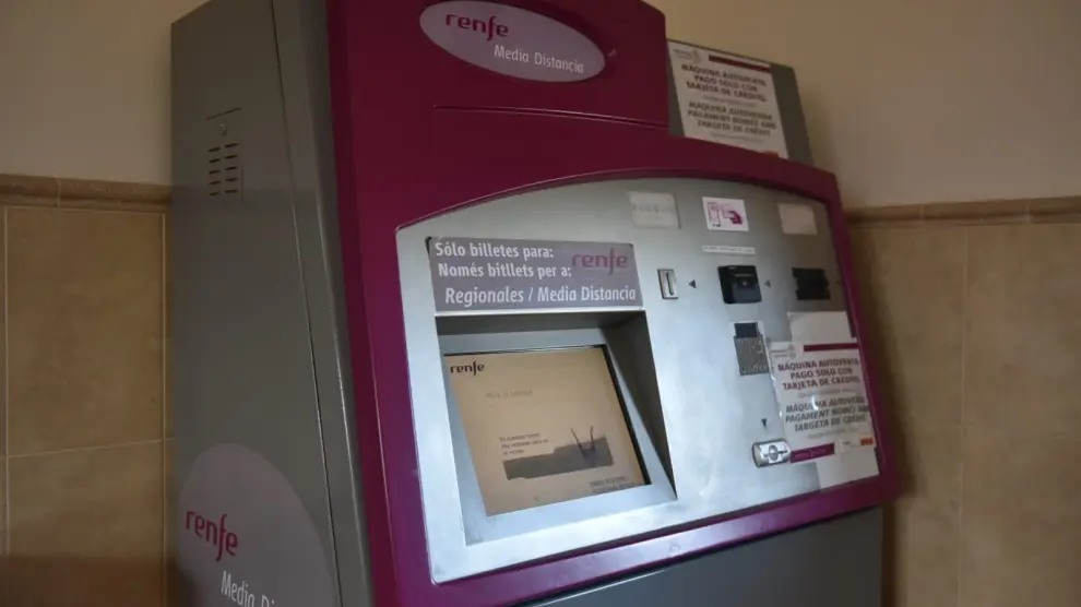 Máquina expendedora de billetes en la estación de Ayerbe con rotulación en catalán y castellano.