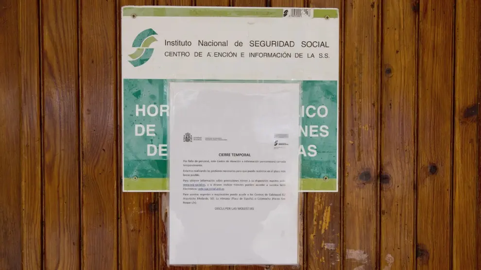 Cartel que anuncia que el centro de atención de la Seguridad Social de Daroca está cerrado