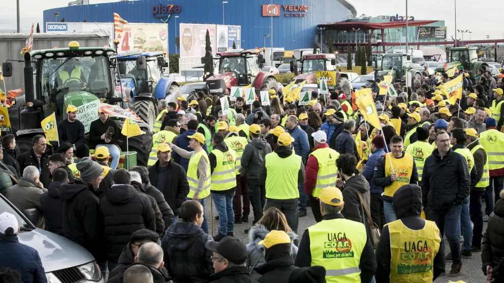 Protesta convocada por las organizaciones agrarias aragonesas en la rotonda de Plaza el pasado 28 de enero.