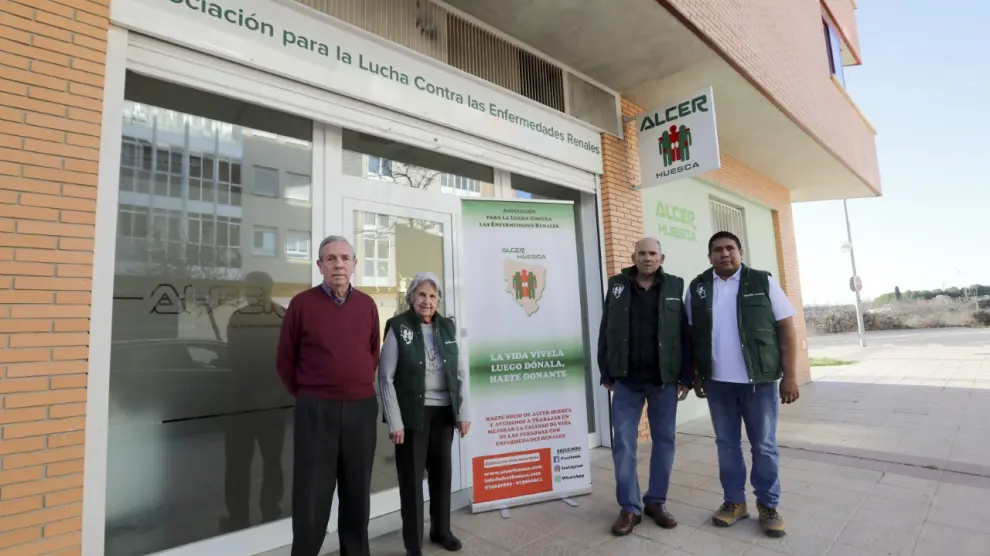 Los miembros de la junta de la asociación Alcer frente a su actual sede, en la calle José Antonio Llanas Almudévar.