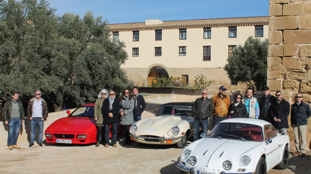 Algunos socios de la Federación posan con varios coches en la Hospedería del Monasterio de Rueda.