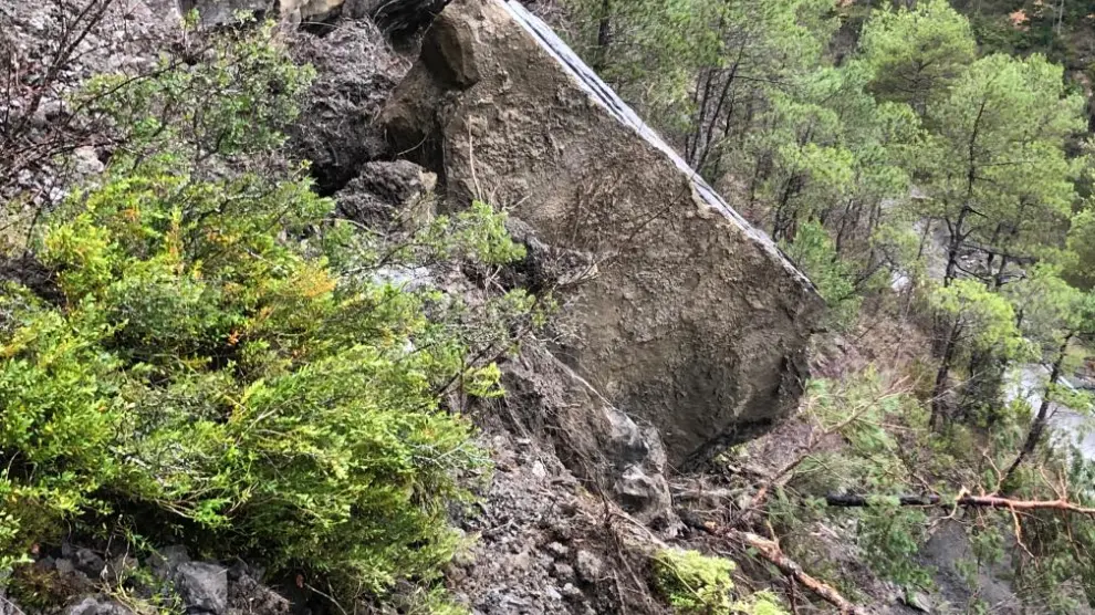 Algunas grandes rocas no han acabado de caer y su inestabilidad representa un peligro.