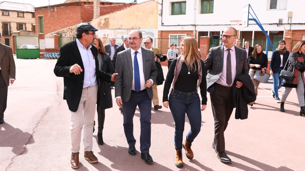 El presidente del Gobierno de Aragón, Javier Lambán, acompañado por los consejeros de Presidencia y de Educación, Cultura y Deporte, Mayte Pérez y Felipe Faci, respectivamente, inaugura la escuela infantil de Villarquemado