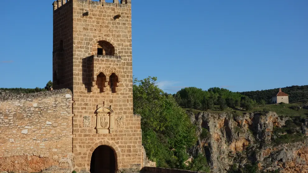 Torre puerta del Monasterio de Piedra, construida en el siglo XII, con un balcón litúrgico añadido a inicios del siglo XV para la ostensión de las reliquias, la aclamación de la Santa Duda de Cimballa y usado como conjuratorio de tormentas y pestes. Torre puerta del Monasterio de Piedra, construida en el siglo XII, con un balcón litúrgico añadido a inicios del siglo XV.