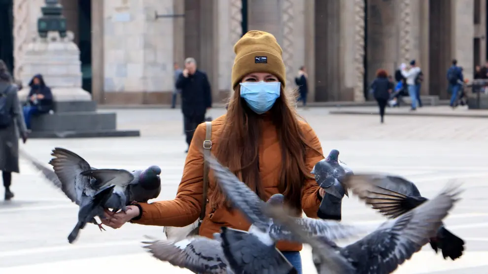 Una turista con mascarilla en Milán.