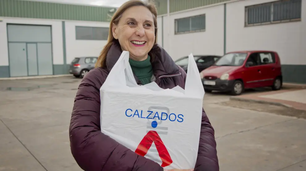 María Teresa Barao, compradora de zapatos en Illueca.