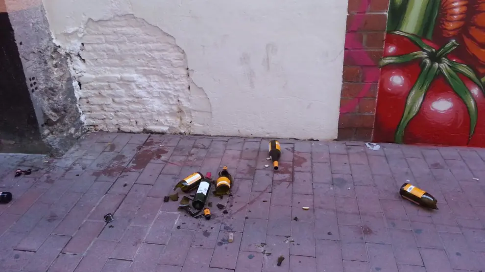 Cascos de cerveza rotos en la calle Contamina de Zaragoza