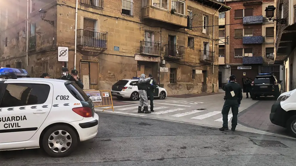 gentes de la Guardia Civil se han desplegado en la localidad de Haro (La Rioja), en la que han notificado el aislamiento a los vecinos de la localidad, que acudieron hace dos semanas a un funeral en Vitoria