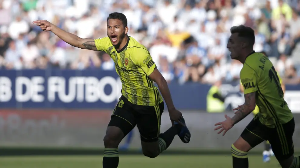 Luis Suárez festeja el gol del triunfo en Málaga.
