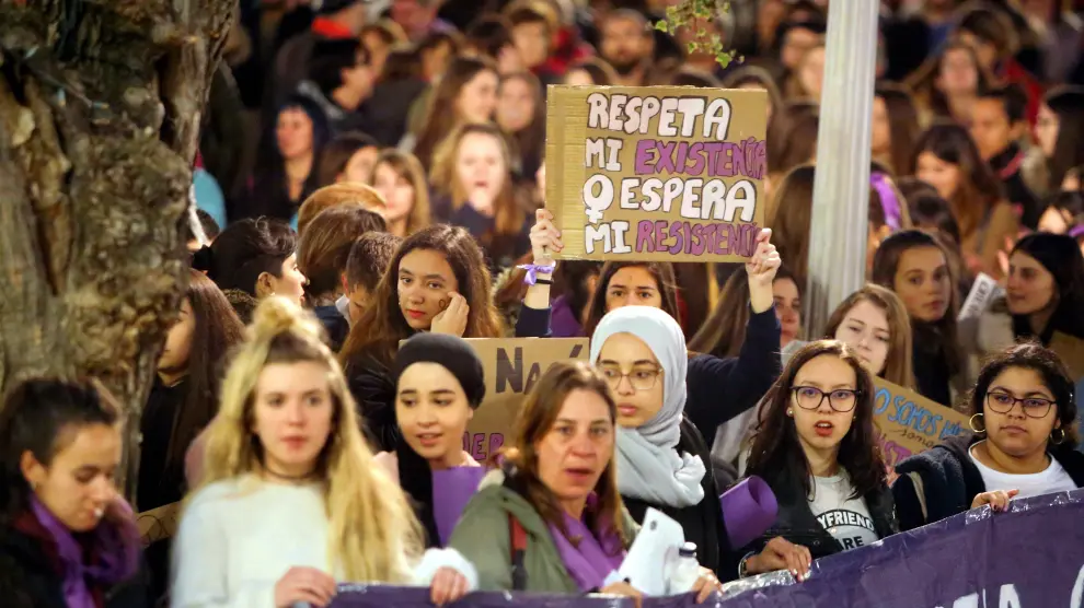 Participantes en la manifestación con una pancarta en la plaza de Navarra.