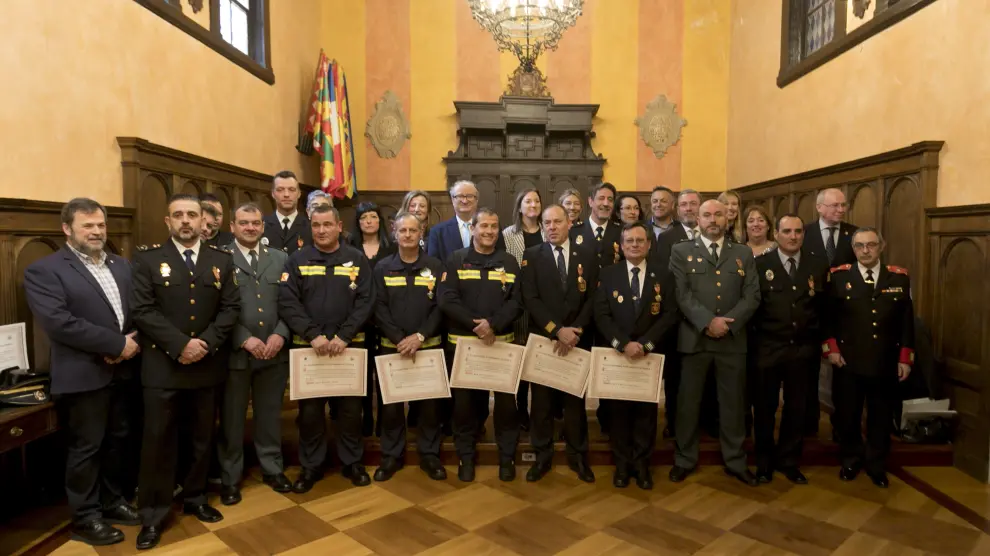 En el acto celebrado en el Salón del Justicia del Ayuntamiento de Huesca han sido galardonados bomberos, policías locales, policías nacionales y guardias civiles.