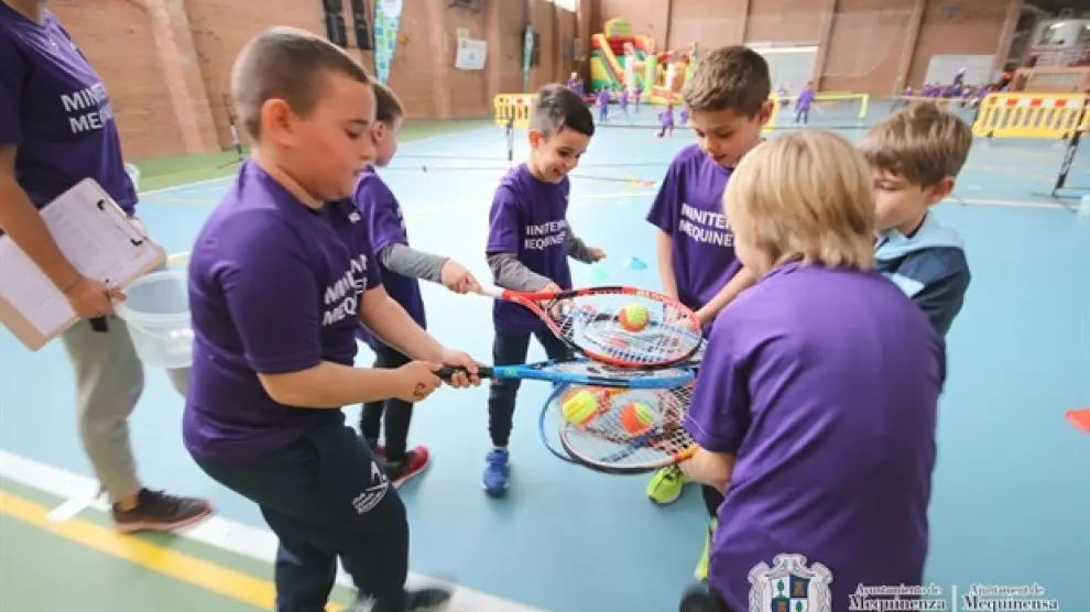 Un centenar de niños han jugado a tenis este sábado en Mequinenza