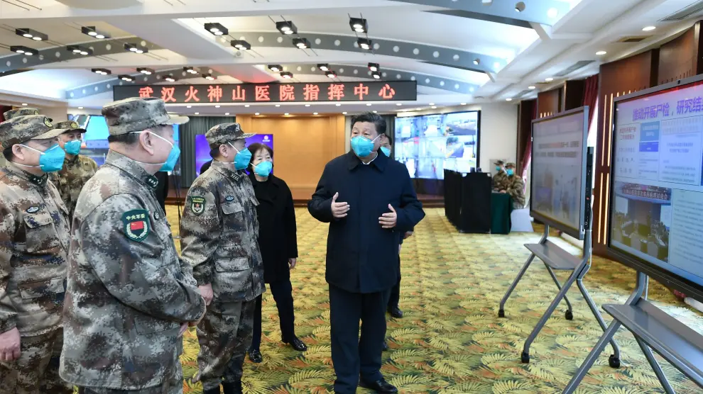 El presidente chino, Xi Jinping, visita el hospital de Huoshenshan, construido en diez días.