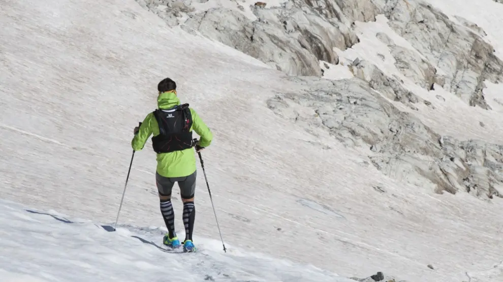 Un corredor de montaña en el glaciar del Aneto.