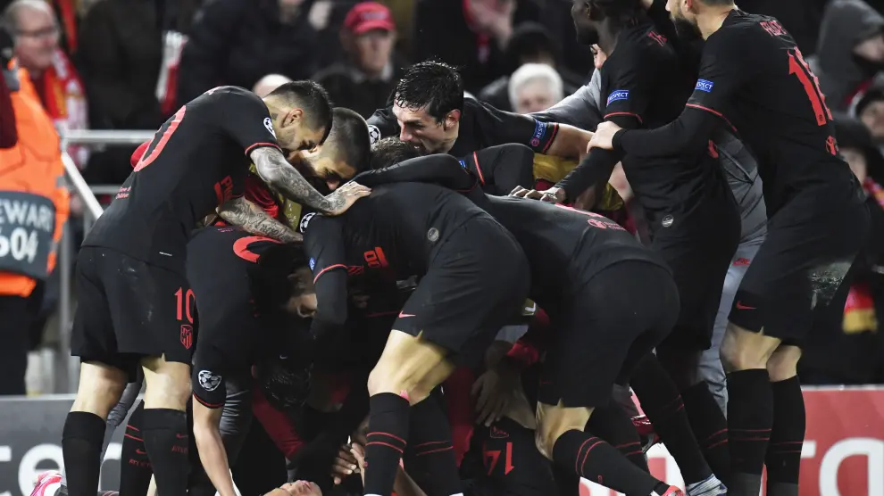 Los jugadores del Atlético de Madrid celebran el gol que les daba el pase a cuartos de final de la Champions