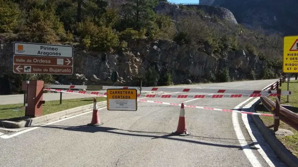 El acceso a la Pradera de Ordesa está cortada desde el puente de los Navarros.
