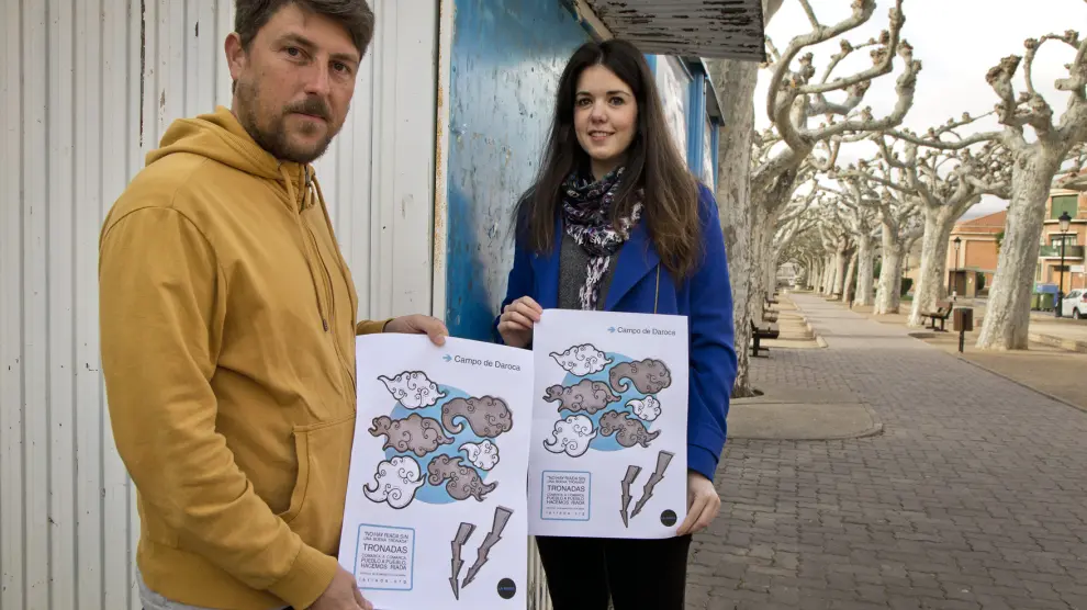 Juan José Granadero y Soraya Plo, dos de los integrantes de la plataforma con carteles informativos.