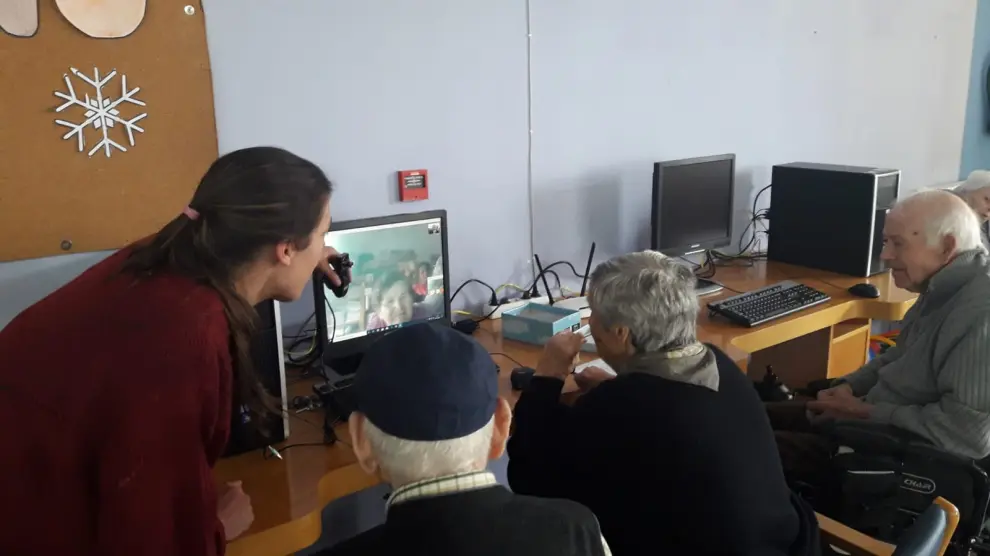 Videoconferencias desde la residencia municipal de Barbastro para estar en contacto con los familiares