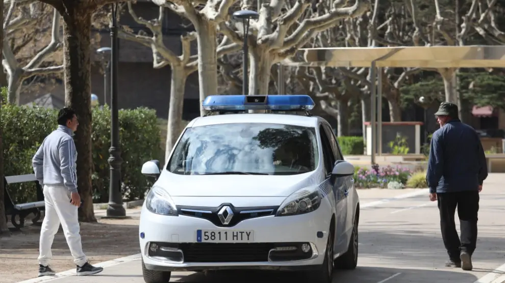 Una coche de la Policía Local de Huesca patrullaba en el parque Miguel Servet y mandaba a los viandantes a casa.
