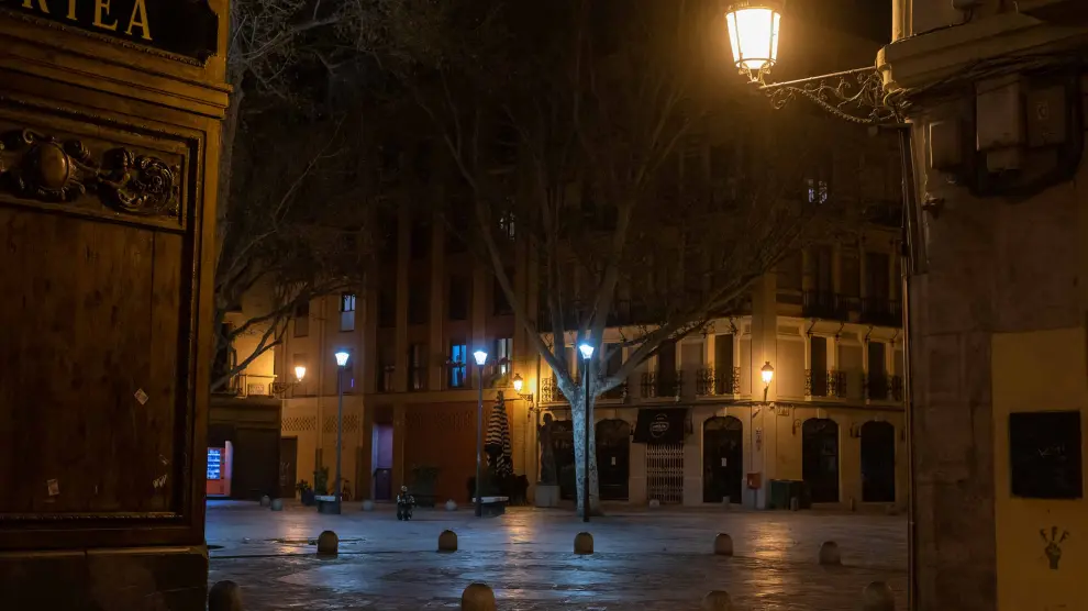 Las calles de Zaragoza estuvieron prácticamente desiertas la noche del sábado tras la entrada en vigor de las restricciones por la crisis del coronavirus.