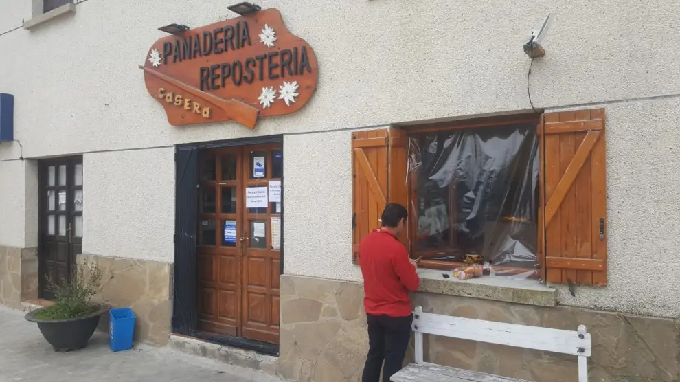Un plástico aislaba al panadero de los clientes en Villanúa.