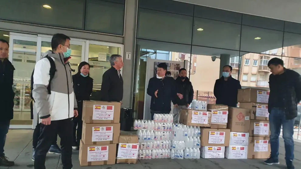 La Asociación de Amistad de España y China donó este lunes parte del material al jefe de gabinete de Sanidad.
