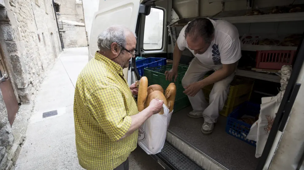 Un vecino de Longás acude al reparto de pan: una imagen de 2018, habitual en el pueblo, que no se repetirá en un tiempo