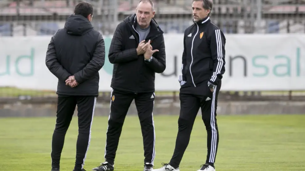 Víctor Fernández, Roberto Cabellud y José Luis R. Loreto (de espaldas), charlan en la Ciudad Deportiva.