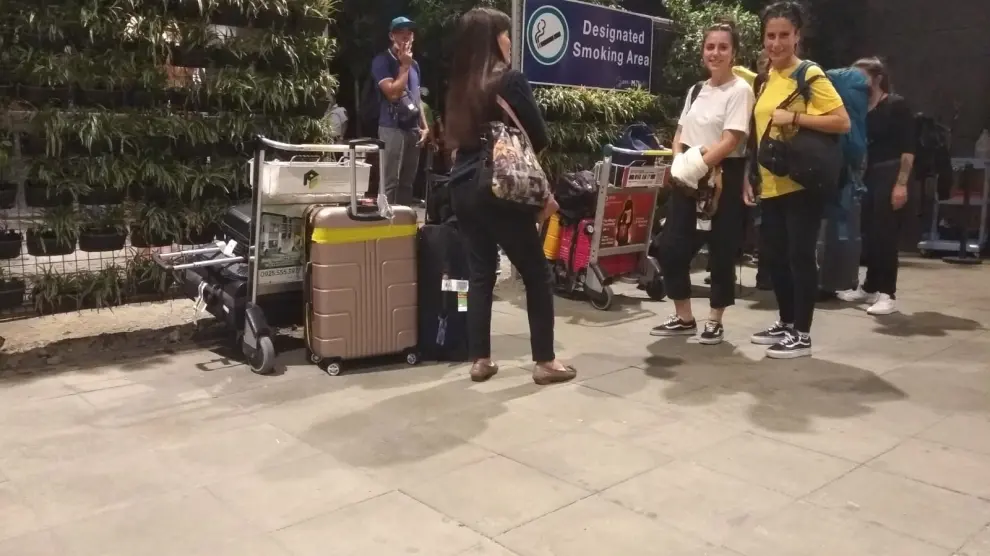 Las tres amigas (una sacando la foto), a su llegada al aeropuerto de Cebú.