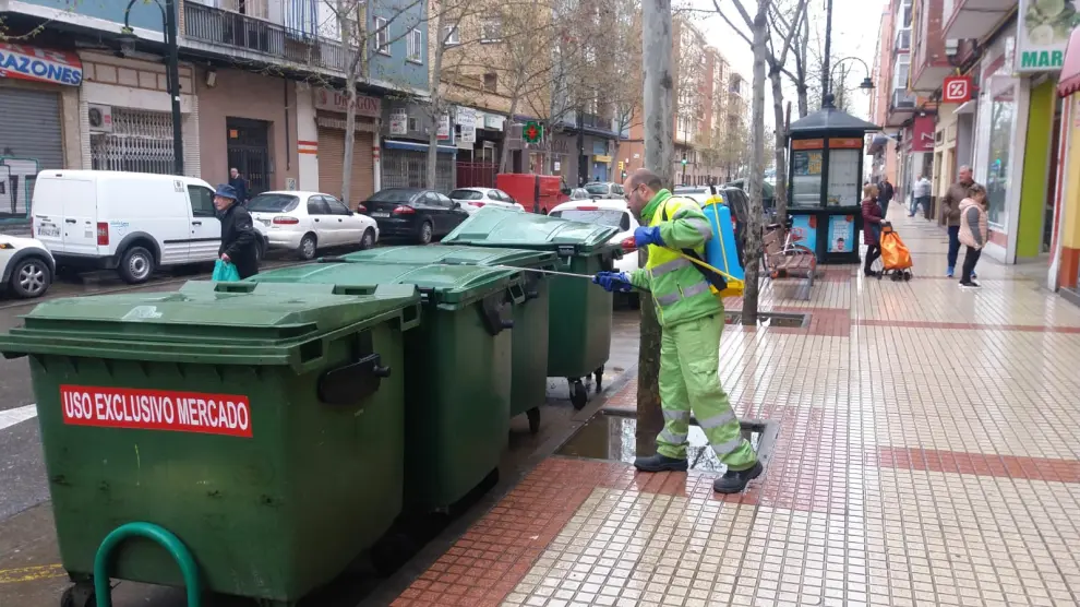 Los servicios municipales extreman los tratamientos de desinfección en Zaragoza